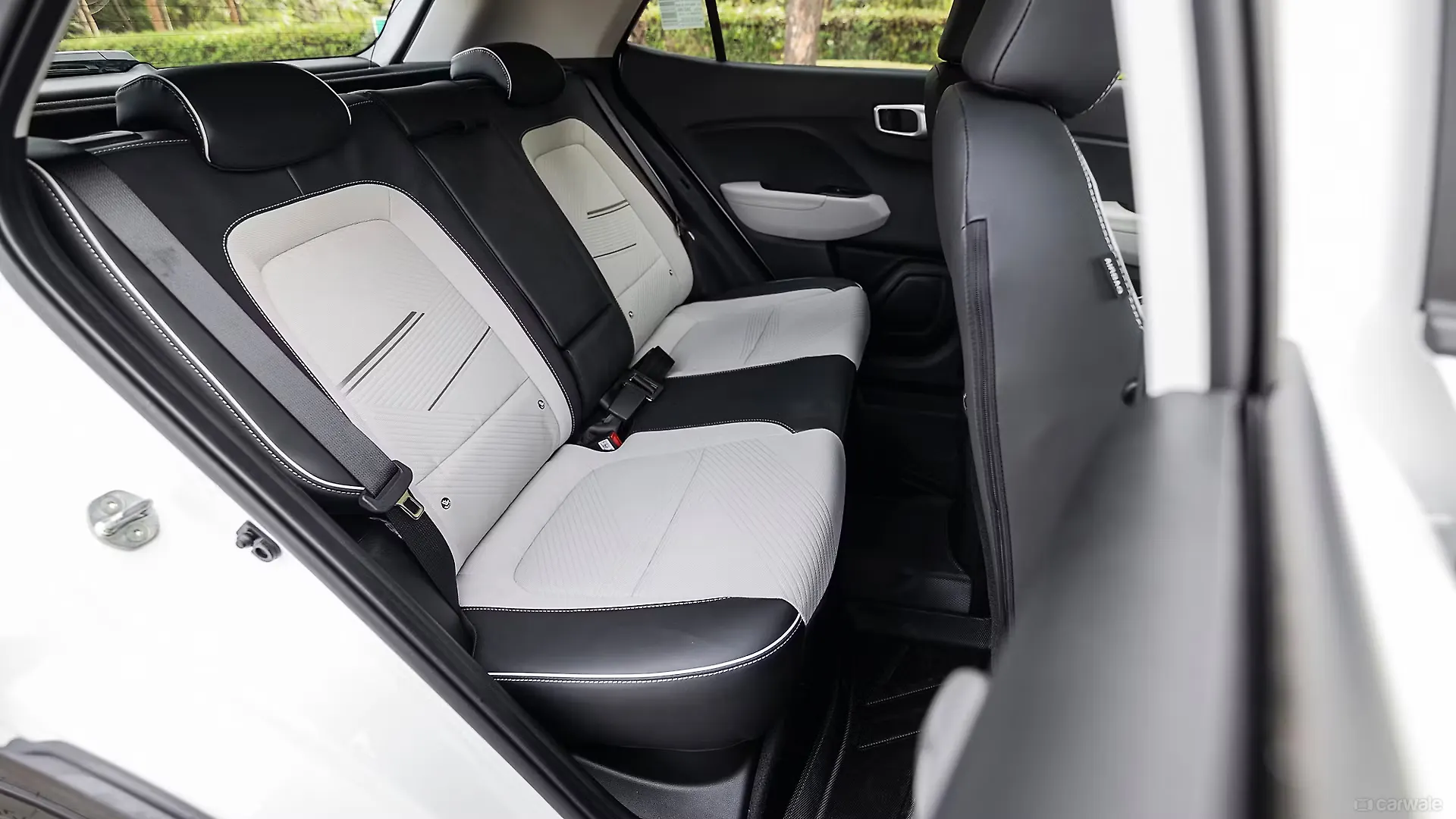 venuehyundaivenuerearseats